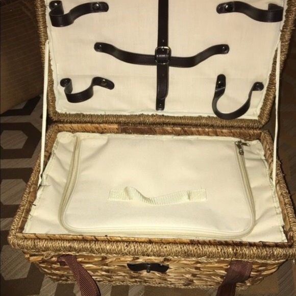 Picnic Basket with all accessories - Picture 5 of 5